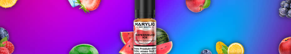 Eine Flasche LOST MARY MARYLIQ Watermelon Ice mit Stücken von Wassermelone hinter der Flasche steht in der Mitte vor Pink in Blau verlaufenden Hintergrund. Im inneren des Bildrandes sind verschiedene Früchte verteilt.