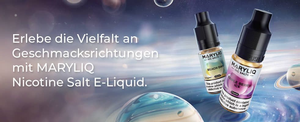 Erlebe die Vielfalt an Geschmacksrichtungen mit MARYLIQ Nicotine Salt E-Liquid  Eine Flasche Beach Day Maryliq Nic Salts und eine Flasche Triple Berry Ice Maryliq Nic Salts vor einer kosmischen Hintergrund aus Planeten und Sternengruppen